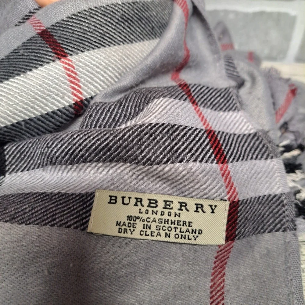 Burberry London Classic Gray Check Scarf Made in Scotland 100% Cashmere 72X28 In